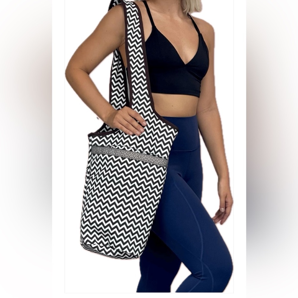 NWOT Black and White Chevron Yoga Mat Bag
